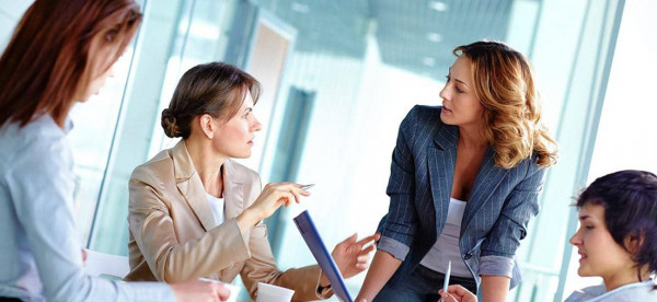 671 مشكلة تواجه المرأة العاملة و17 قرارا للتقاعد كل عام