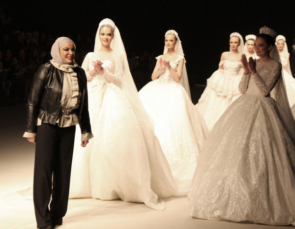 المصمّمة الكويتيّة أديبة المحبوب تخطف الأنظار في أسبوع الموضة في بيروت