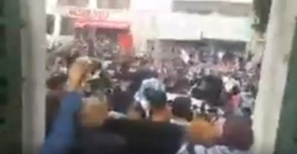 شاهد: مسلحون يطلقون النار أمام جامعة الخليل احتفالاً بفوز الشبيبة بانتخابات مجلس الطلبة