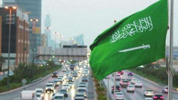 السعودية تهدد بالتخلي عن الدولار بمعاملاتها النفطية