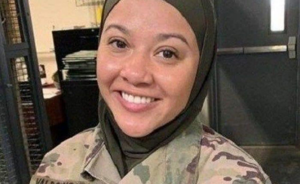 مسلمة تقاضي الجيش الأمريكي بعد إجبارها على خلع حجابها