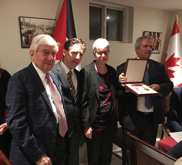 المفوضية الفلسطينية في كندا تكرم أسرة السيناتور الراحل "بيير دي بانيه"