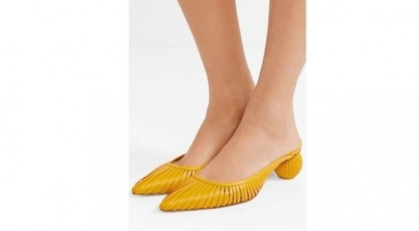 أحذية الصيف تسطع بالأصفر