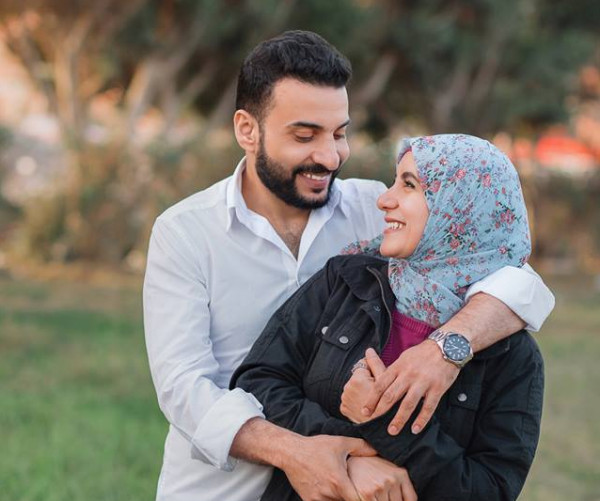 "افتكروني أخوهم".. "فوتوسيشن" لشاب مصري مع والديه يجتاح "السوشيال ميديا"