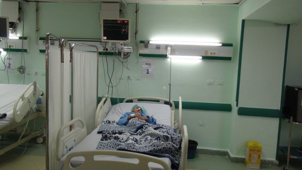 غزة: مواطن يُناشد وزير الصحة إنقاذ والدته من الموت