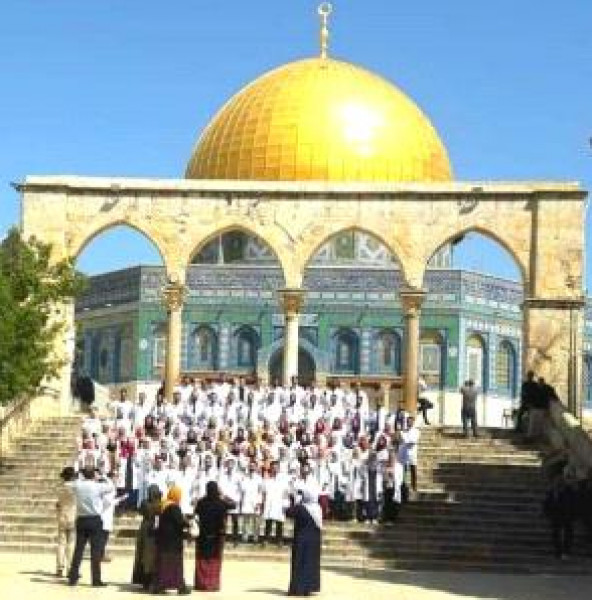دفعة من خريجي كلية الطب بجامعة القدس تؤدي قسمها في المسجد الأقصى
