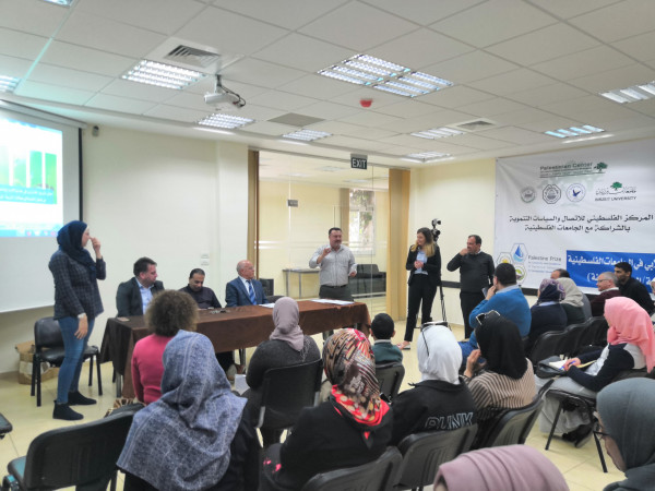 المركز الفلسطيني وجامعة القدس يتوجان الفائزين في جائزة الإبداع والتميز الطلابي