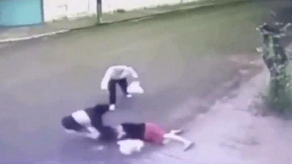 بالفيديو: كيف أنقذ عجوز شجاع امرأة من عصابة لصوص