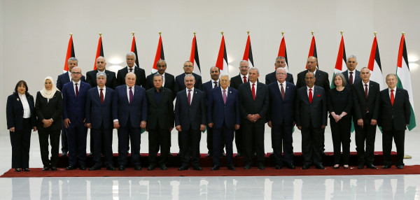 صور: أعضاء الحكومة الفلسطينية الجديدة يتسلمون مهامهم