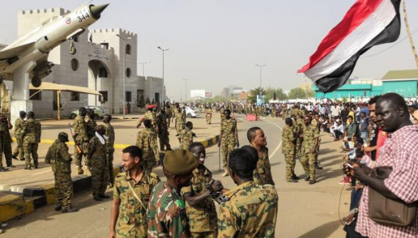 السودان يقرر إعادة هيكلة الجيش وجهازي المخابرات والشرطة