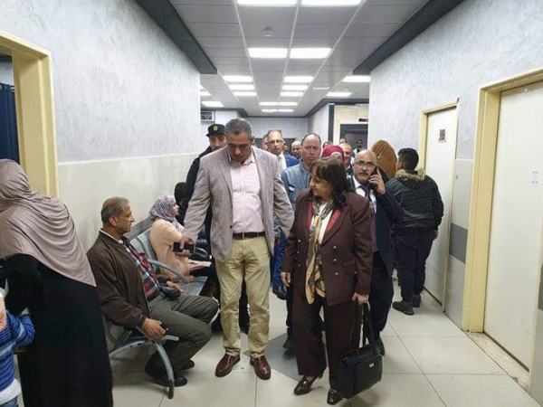 وزيرة الصحة تتفقد مجمع فلسطين الطبي وتلتقي بمواطنين ومرضى