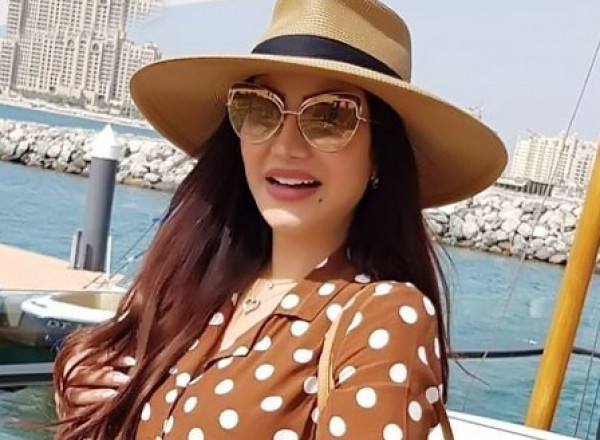 ظهور نادر لابن لجين عمران يرقص معها