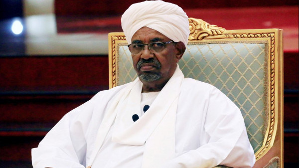 السودان يُوضح حقيقة تسليم عمر البشير للجنائية الدولية