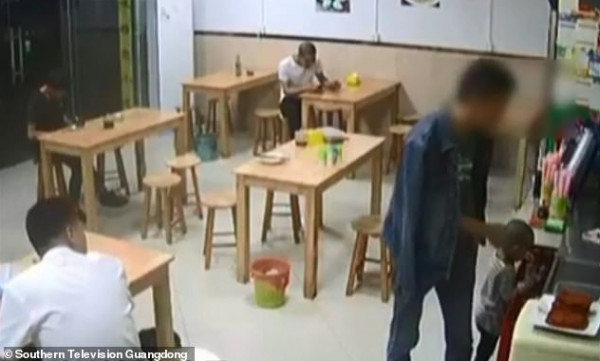 في واقعة غريبة.. أب يرهن طفلته لسداد بقية حساب المطعم