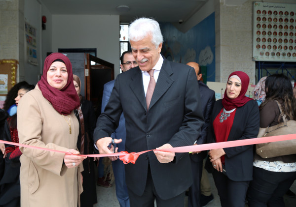 وزير التربية يفتتح البازار الخيري بمدرسة فيصل الحسيني
