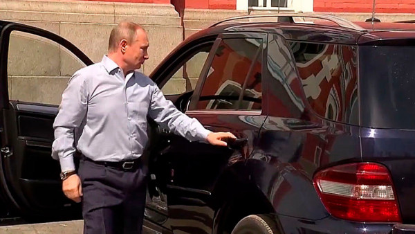 بالصور: ما السيارات التي قادها الرئيس الروسي بوتين