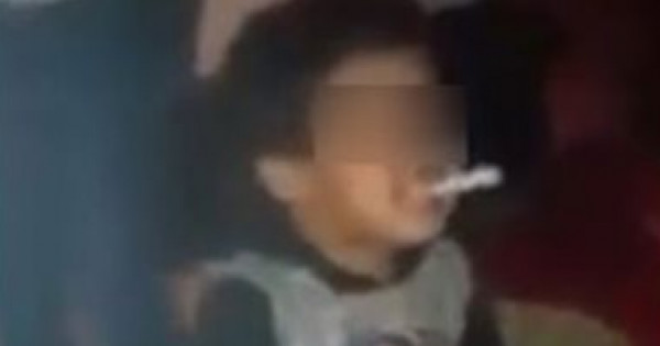 فيديو صادم: طفل يحتسي الخمر في تونس وأمه تشعل له سيجارة