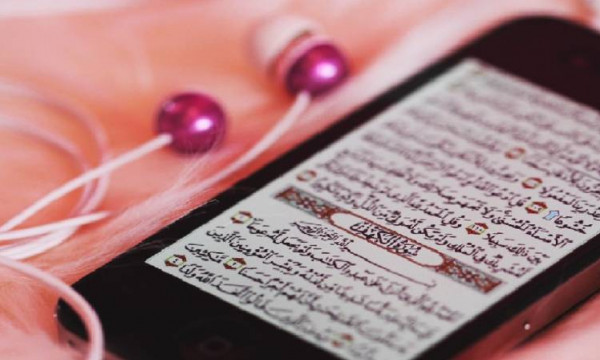 فيديو: قراءة القرآن من الهاتف.. هل هي هجر للمصحف أم لها ثواب؟
