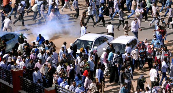 عشرات آلاف المحتجين يعتصمون خارج وزارة الدفاع السودانية للمطالبة بحكومة مدنية