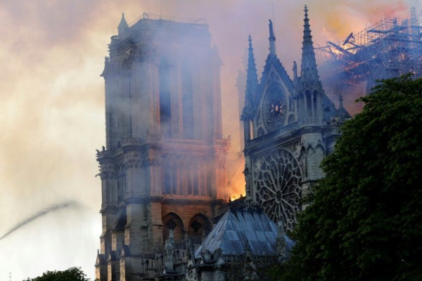 الشرطة الفرنسية: ترجيحات بأن "ماساً كهربائياً" وراء حادثة حريق كاتدرائية نوتردام