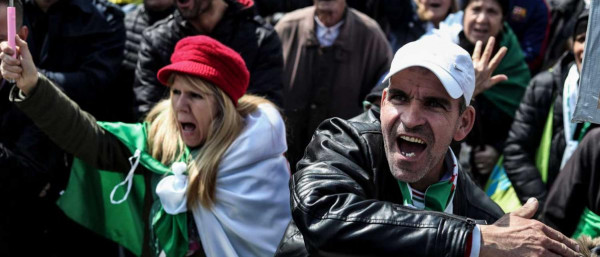الجزائريون يواصلون التظاهر بحثاً عن مزيد من المكاسب