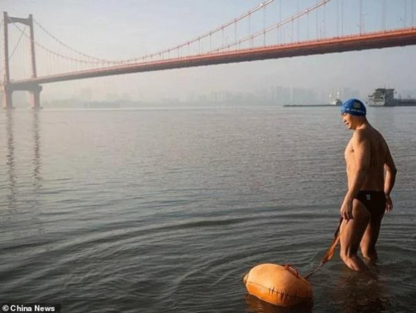 شاهد: صيني يسبح في النهر يوميًا مُنذ 11 عامًا للوصول لعمله