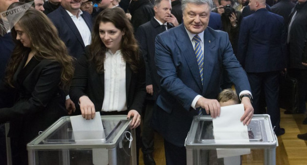 فيديو: (بوروشينكو) يقر بهزيمته في انتخابات الرئاسة الأوكرانية