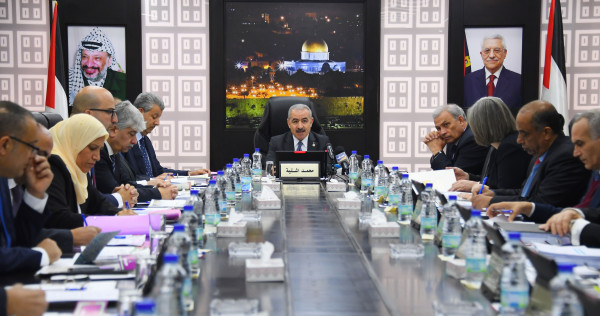 اشتية يطالب الدول الأجنبية بسحب جوازات مواطنيها الذين يقيمون في المستوطنات