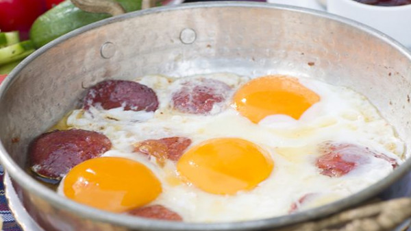 افضل طريقة لعمل البيض بالسجق التركي