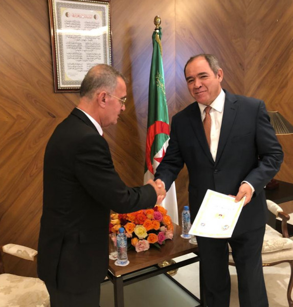 سفير دولة فلسطين لدى الجزائر يقدم نسخة من أوراق اعتماده لوزير الخارجية