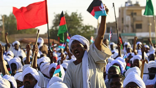المجلس العسكري السوداني يتوعد "الحرامية"
