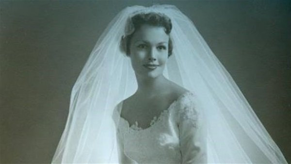 موضة سبقت عصرها.. شاهد أبرز تصميمات فساتين زفاف الخمسينيات