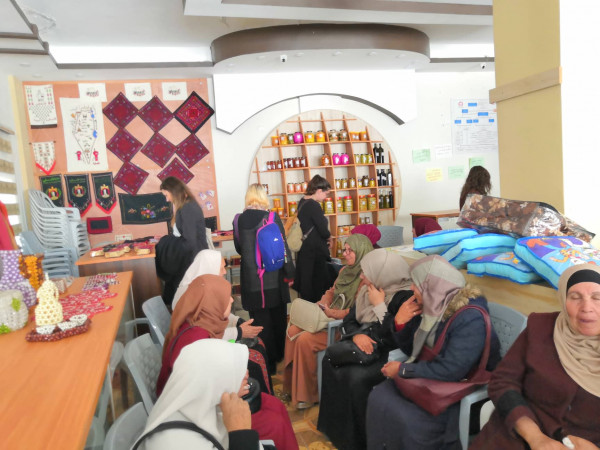 المركز الفلسطيني ينفذ جولة للمدونين الرقميين بالخليل