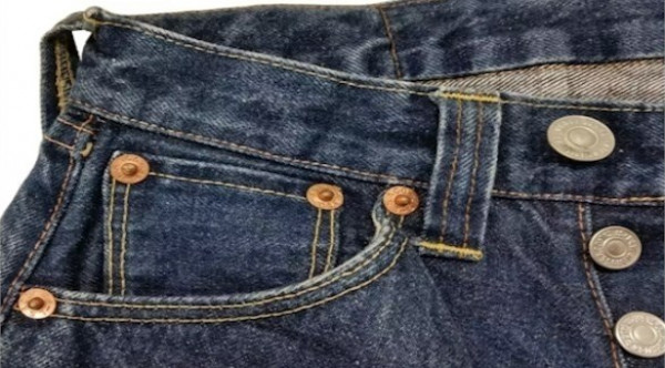 لماذا تحتوي جيوب سراويل الجينز على أزرار صغيرة؟