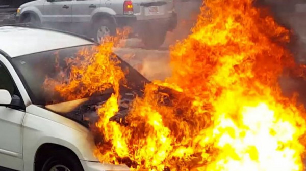 في مشهد صادم.. شاب يحرق سيارة امرأة في السعودية والكشف عن هويته