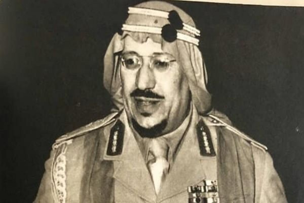 شاهد: صور نادرة للملك سعود في بزته العسكرية