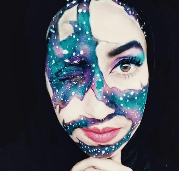 الفلسطينية غدير أبو مشعل رسمت لوحاتها على وجهها