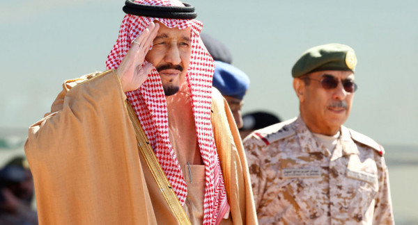 شاهد: الملك سلمان يتلقى هدية تثير تساؤلات السعوديين