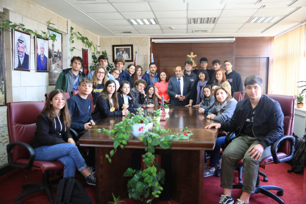19 طالباً من مدرسة تلجر الايطالية يطلعون على التجربة الفلسطينية في الإدارة العامة