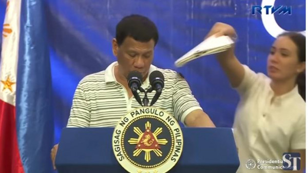 شاهد: صرصار يتسلق كتف الرئيس الفلبيني وهذه ردة فعله
