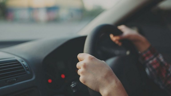 سائق أسرة يتحرش بطفلة إماراتية والأم تكتشف الجريمة من رقبة ابنتها