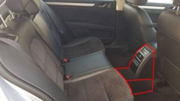 ما أهمية وجود مساحة في أرضية السيارة أمام المقاعد الخلفية؟