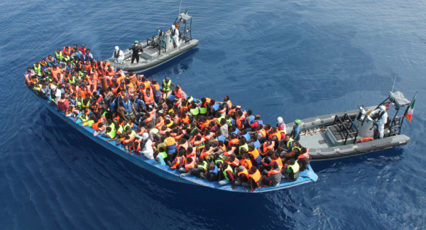 مالطا تُنقذ عشرات المهاجرين بعد غرق زورقهم