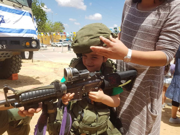 شاهد: إسرائيل تُعلّم أطفالها على استخدام السلاح والقنص