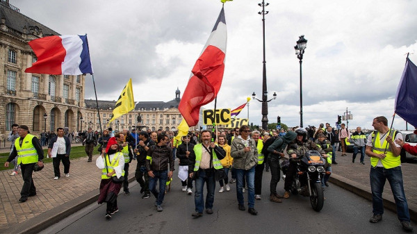 في الأسبوع الـ26 لحراك "السترات الصفراء".. مواجهات بين الشرطة الفرنسية ومحتجين