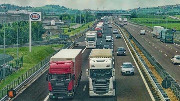 مرسيدس بنز تعرض أول شاحنة كهربائية بالكامل لعمليات النقل الثقيل داخل المدن Urban Etruck