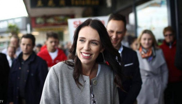 طفلة تقدم رشوة 5 دولارات لرئيسة وزراء نيوزيلندا لهذا السبب