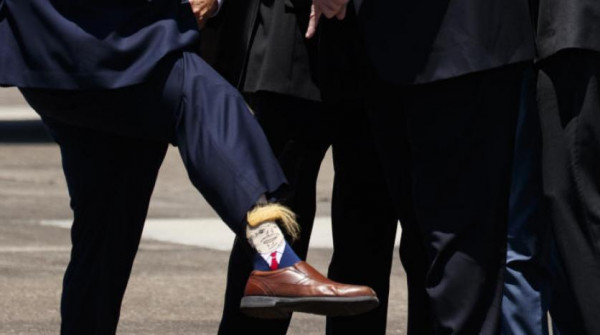 صور: ترامب سعيد برؤية وجهه على جوارب حاكم لويزيانا
