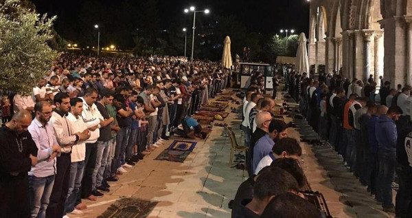 110 آلاف مُصلٍ يؤدون العشاء و"التراويح" في رحاب المسجد الأقصى