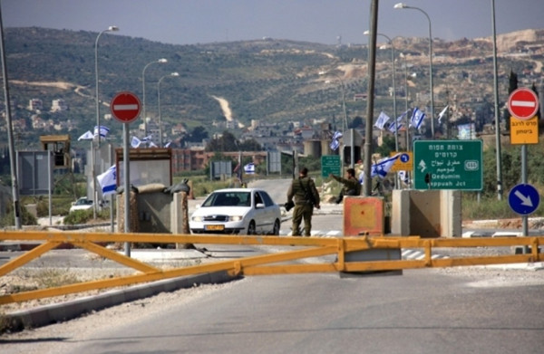 باحثة ايطالية: الحواجز الإسرائيلية خفضت مستوى رفاهية الفلسطينيين